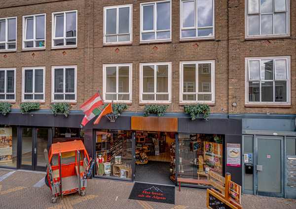 Onder bod: Recent gerenoveerd en gemoderniseerd 3-kamerappartement gelegen in het centrum van Doetinchem met groot dakterras!