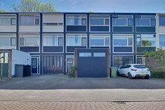 Te koop: Goed onderhouden en modern afgewerkte splitlevelwoning gelegen nabij het centrum van Zevenaar!