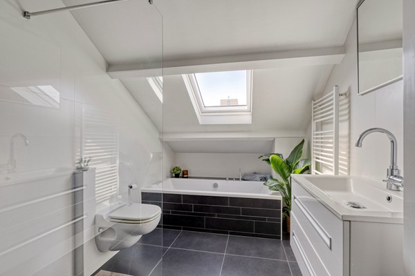 Medium property photo - Wormerveerstraat 52, 2547 XT The Hague