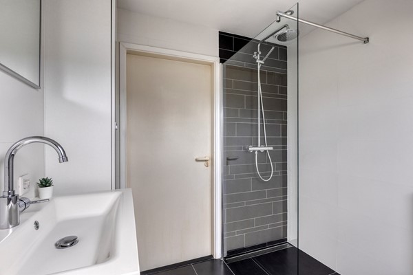 Medium property photo - Wormerveerstraat 52, 2547 XT The Hague