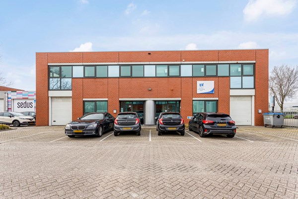 For rent: Strategisch gelegen kantoorruimte met hoogwaardige afwerking.