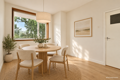 Scandinavische eetkamer met ronde eiken tafel.png