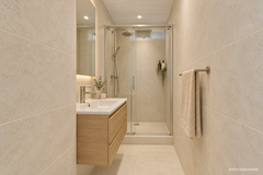 Moderne Scandinavische renovatie van een smalle badkamer.png