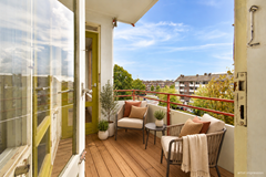 Gezellig balkon met warme houten vlonders.png