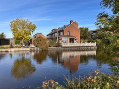 Te koop: Unieke uitgebouwde woning, groot perceel en terras aan het water, moestuin en 2 grote stenen garages.