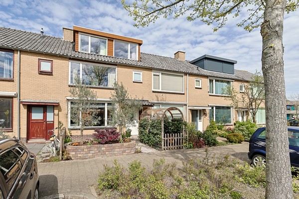 6-kamer eengezinswoning met een ruime voortuin en een mooie achtertuin met overkapping