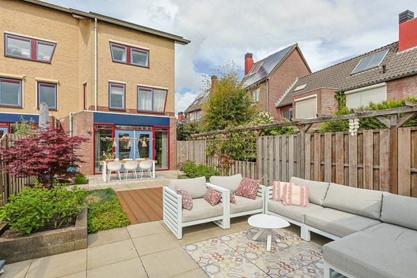 Geweldige instapklare uitgebouwde hoekwoning met maar liefst 5 slaapkamers!