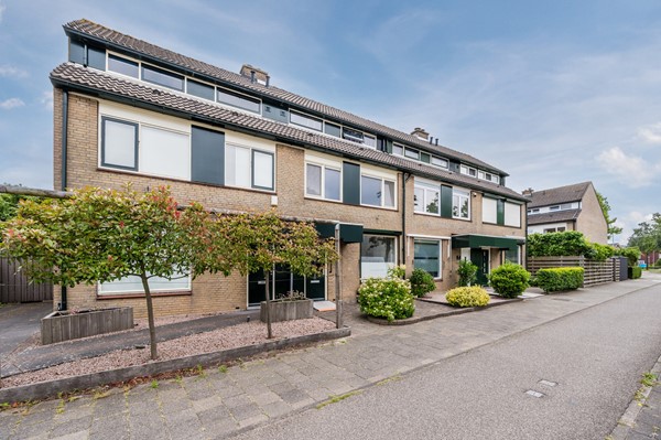 Instapklare en mooie eengezinswoning met 4 slaapkamers en een ruime woonkamer en onderhoudsvrije tuin