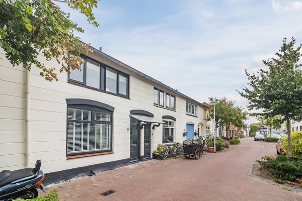 Sfeervolle tussenwoning met verrassend veel ruimte en zonnige achtertuin, op loopafstand van het centrum
