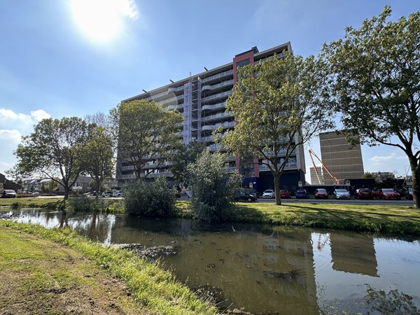 Royaal 4-kamerappartement met woningbreed balkon gelegen op de bovenste verdieping 