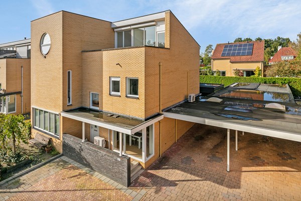 Verkocht: Wij weten zelf hoe fijn het is om hier te wonen en te werken.
De Laakse Oever is een rustige straat aan de Laak gelegen en wij genieten dagelijks van de mooie omgeving en de diverse (water)vogels....