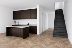 Moderne keuken met donkere houten accenten.png