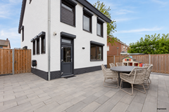 Witte woning met antraciet terras.png