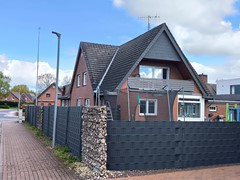 Hinteransicht mit Zaun.jpg