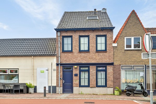 Woonhuis met eventuele bedrijfsmogelijkheid in Sint Jansteen.