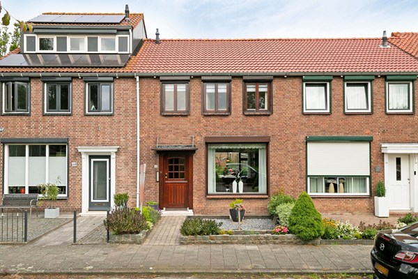 Zoekt u een sfeervolle tussenwoning dichtbij alle voorzieningen dan is een bezichtiging van dit huis zeker de moeite waard!