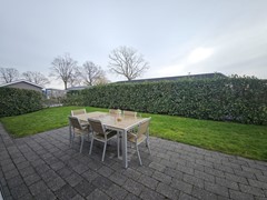 terras in ruime tuin.jpeg