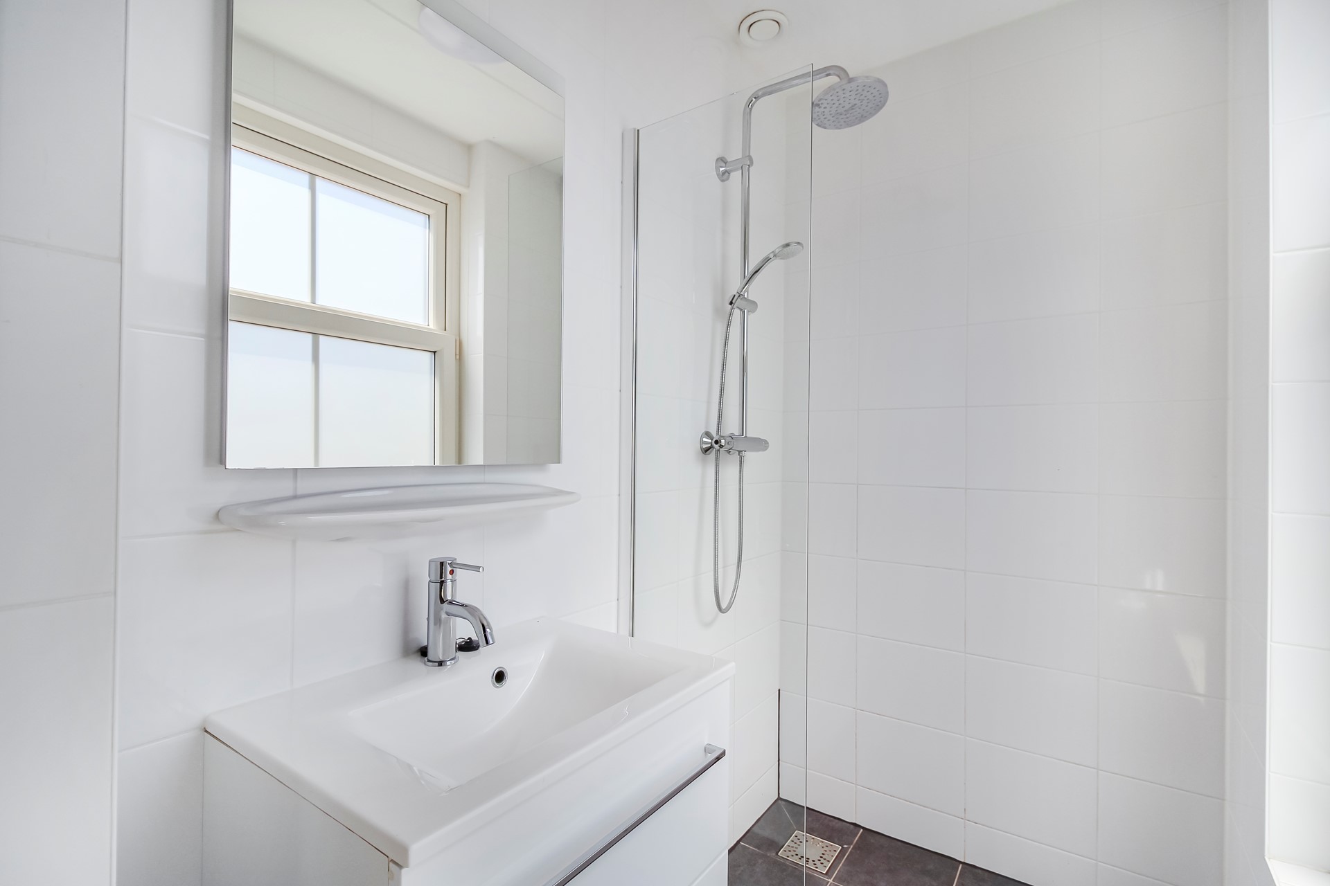 Recreatiewoning aan het water in Uitdam foto 12