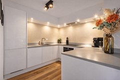 Moderne keuken met herfstdecoratie.jpg