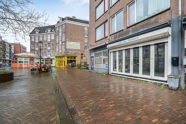 Verhuurd: Horecaruimte met ruime bestemmingsmogelijkheden (oa fastfood) midden aan/op het Beukenplein met groot terras. 