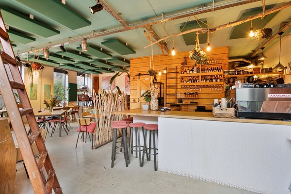 Te huur: Complete horecazaak met terras in drukke straat tegenover de Hallen in Amsterdam-West (€ 149.000,-)