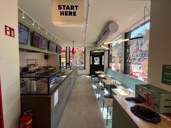 Te huur: Volledig vernieuwde horecazaak op een zonnige hoek met groot terras aan de Javastraat te Amsterdam (€ 250.000,-).