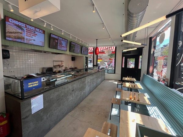 Te huur: Volledig vernieuwde horecazaak op een zonnige hoek met groot terras aan de Javastraat te Amsterdam (€ 250.000,-).