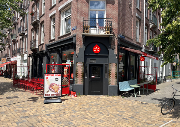 Te huur: Volledig vernieuwde horecazaak op een zonnige hoek met groot terras aan de Javastraat te Amsterdam (€ 250.000,-).
