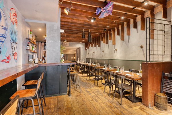 Bekend cocktailrestaurant direct aan de Ten Katemarkt (€ 39.000,-)