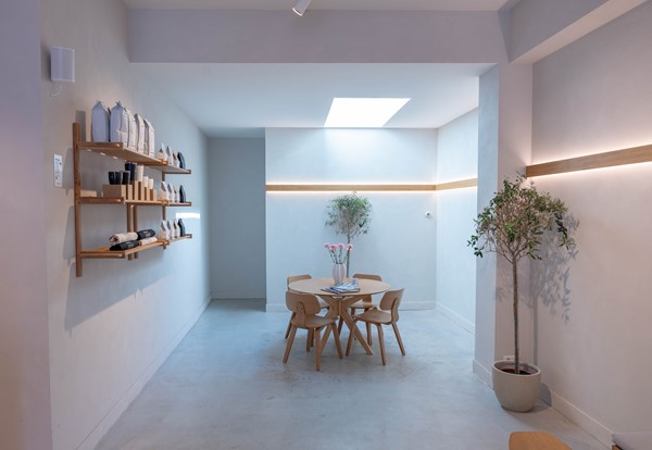 Te huur: Instapklare moderne koffiezaak (mengformule) op toplocatie in Oud-West  (€ 130.000.-)