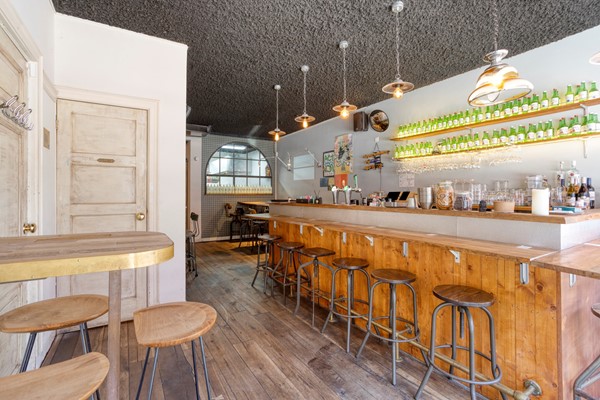 Te huur: Volledig ingericht restaurant met nieuwe keuken op levendige locatie in Oud-West, Amsterdam (€ 159.000,-)