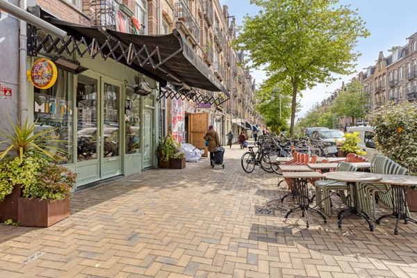 Volledig ingericht en succesvol eetcafé gelegen in het midden aan de Javastraat met mooi terras (€ 175.000,-)
