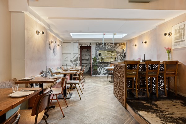Te huur: Volledig ingericht en succesvol eetcafé gelegen in het midden aan de Javastraat met mooi terras (€ 175.000,-)