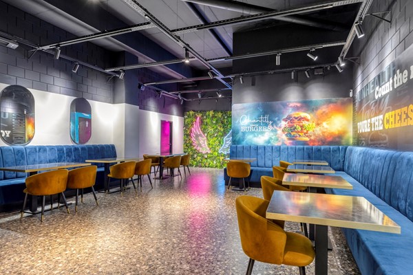 Te huur: Volledig ingerichte en complete horecazaak op drukke pleinlocatie in Amsterdam Nieuw-West (€ 175.000,-)
