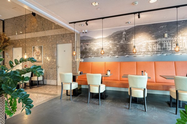 Te huur: Vernieuwde Italiaanse dagzaak op unieke zichtlocatie onder het WFC (€ 85.000,-)