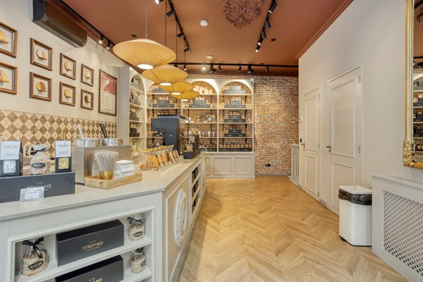 Te huur: Zeer verzorgde winkelruimte aan de Zeedijk in Amsterdam (€ 75.000,-)