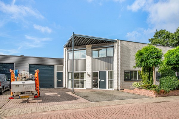 Verkocht: Fraai geschakelde 2/1kapwoning met bedrijfshal en ruim parkeerterrein gelegen op Frezerplaats aan de rand van Kruidenwijk, Almere Stad. 