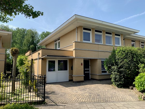 Verkocht onder voorbehoud: Aantrekkelijke gelegen halfvrijstaande woning met aanbouw in Literatuurwijk met parkeerplaats op een ruime kavel van 350 m2. 