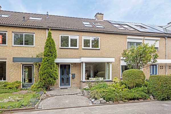 Instapklaar! Moderne duurzame tussenwoning met 4 slaapkamers op schitterende locatie.