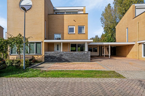 Onder bod: Wij weten zelf hoe fijn het is om hier te wonen en te werken.
De Laakse Oever is een rustige straat aan de Laak gelegen en wij genieten dagelijks van de mooie omgeving en de diverse (water)vogels....