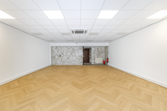 Leeg commercie¨le ruimte met houten vloer.png