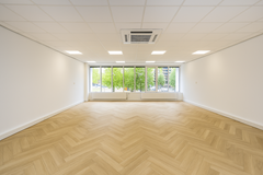 Lege kantoorruimtes met herringbone vloer.png