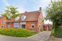 Verkocht: Leuke 2-onder-1 kapwoning met eigen oprit, royale moderne keuken en extra werkkamer op de begane grond!