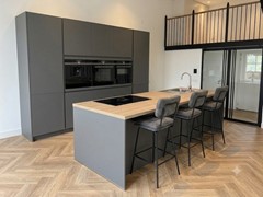 keukenwand met kookeiland en eiken visgraat vloer.jpg