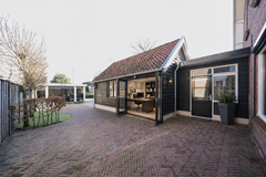 Rustiek moderne binnentuin met kantoor.png