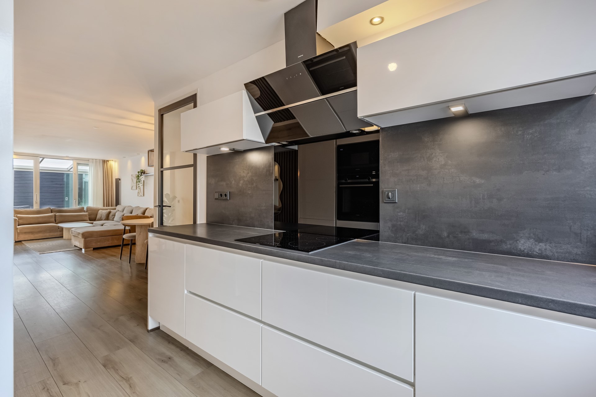 Tussenwoning te koop: Multatuliweg 53, Almere
