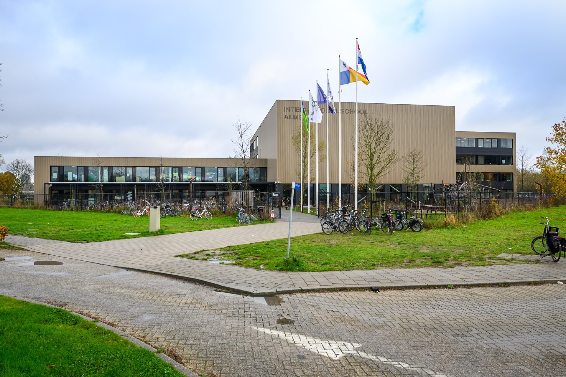 Tussenwoning te koop: Multatuliweg 53, Almere
