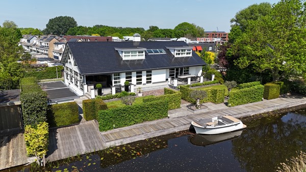 Hoogwaardig afgewerkte droomvilla aan vaarwater met een dubbele garage! 