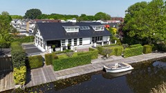 Te koop: Hoogwaardig afgewerkte droomvilla aan vaarwater met een dubbele garage! 
