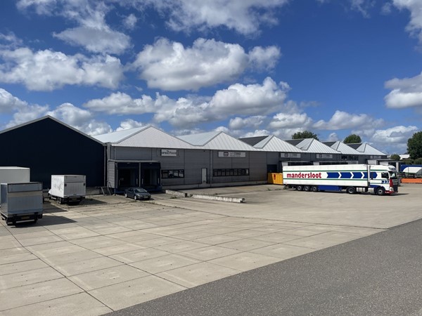 Op de Poelweg 40 in De Kwakel bieden wij logistieke ruimtes aan voorzien van veel laaddocks. Het bedrijfsverzamelgebouw is geschikt voor veel verschillende soorten bedrijven, te denken aan logistie...